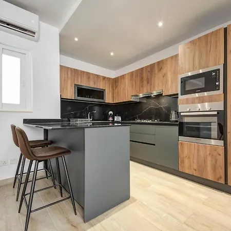 Beautiful 2 Bdr Penthouse Near Valletta Sleeps 6 شقة