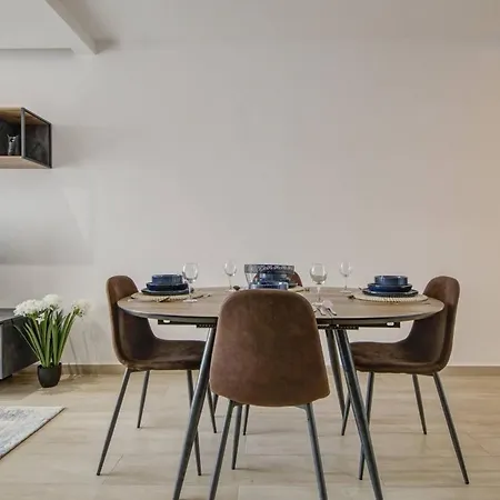 Beautiful 2 Bdr Penthouse Near Valletta Sleeps 6 شقة