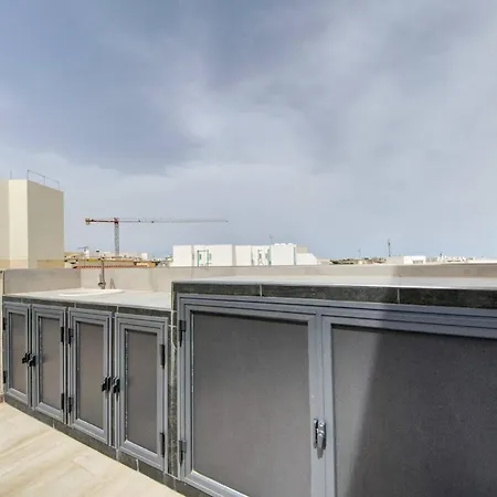 Beautiful 2 Bdr Penthouse Near Valletta Sleeps 6