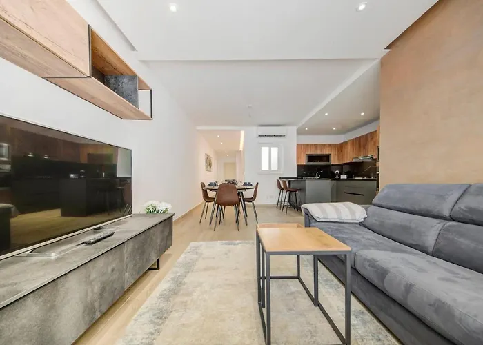 Beautiful 2 Bdr Penthouse Near Valletta Sleeps 6 דירה