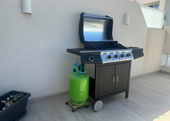 Beautiful 2 Bdr Penthouse Near Valletta Sleeps 6