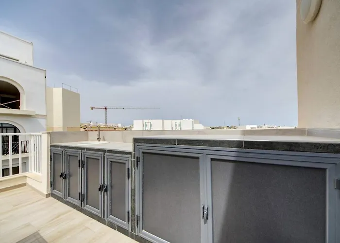 Beautiful 2 Bdr Penthouse Near Valletta Sleeps 6